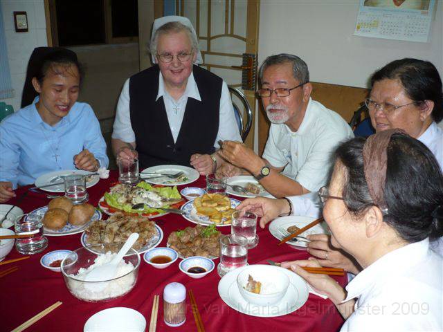 0221 afscheismaal met pr. Hung en overste van Zr. Thay.JPG
